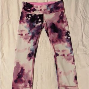 Lululemon Patterned Wunder Under Crops, size 8